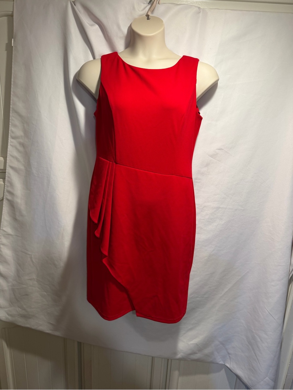 Glamour Red Sleeveless Midi Sheath Dress with Side Drape